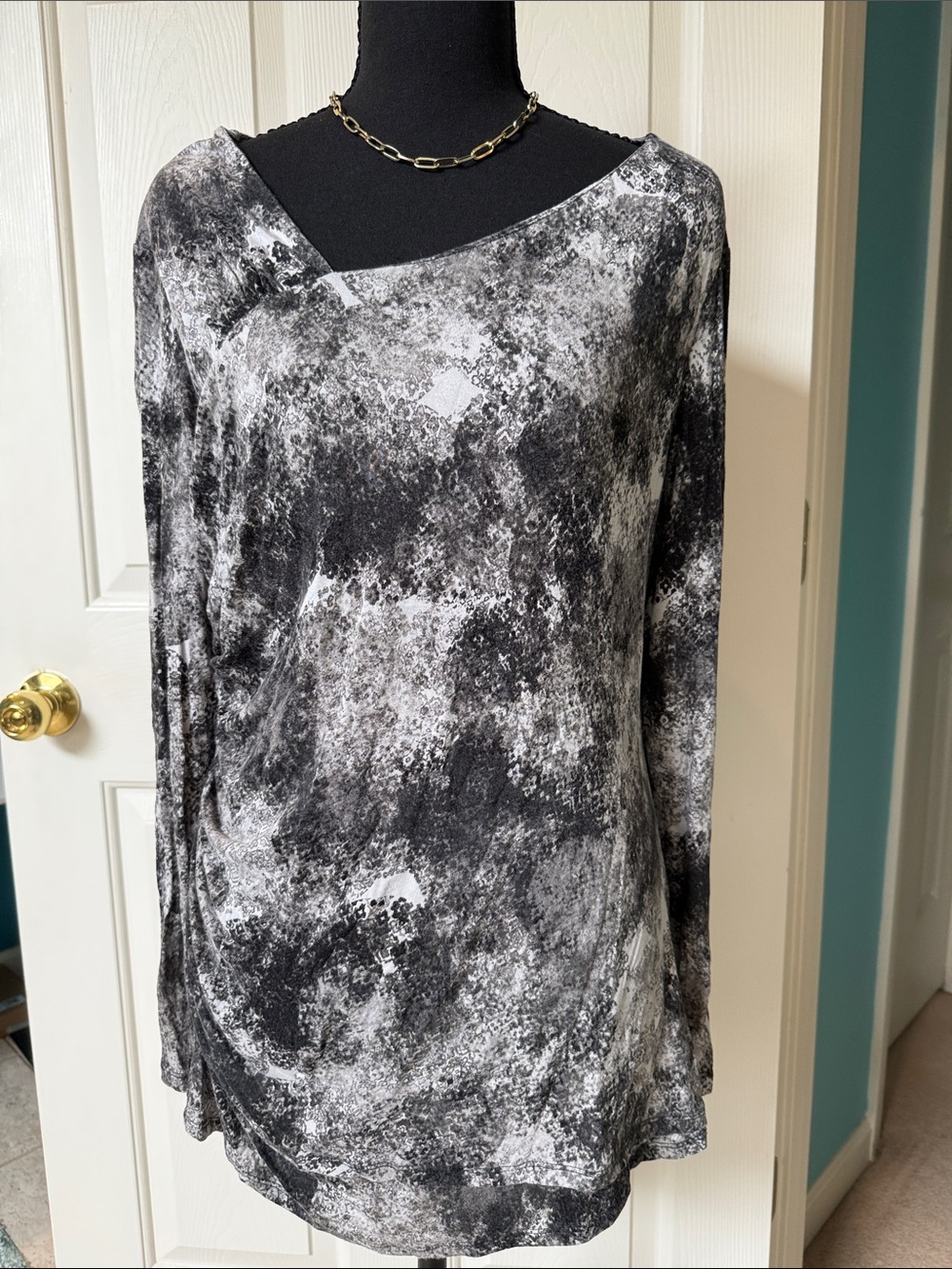 Black & White Abstract Long-Sleeve Top